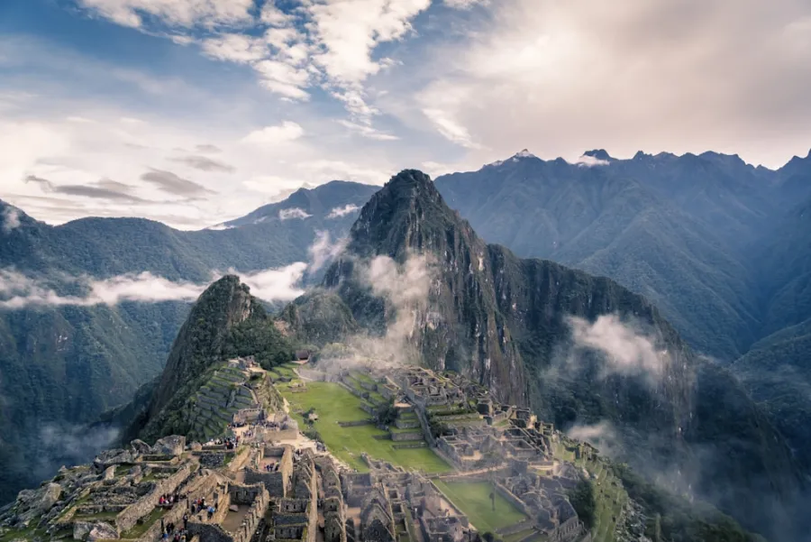 Ruínas de Machu Picchu entre montanhas nebulosas